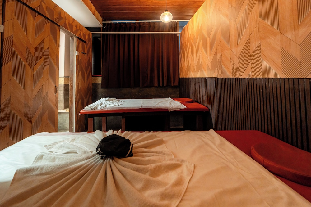 Treebo Premium Nova Candolim with Pool and spa
