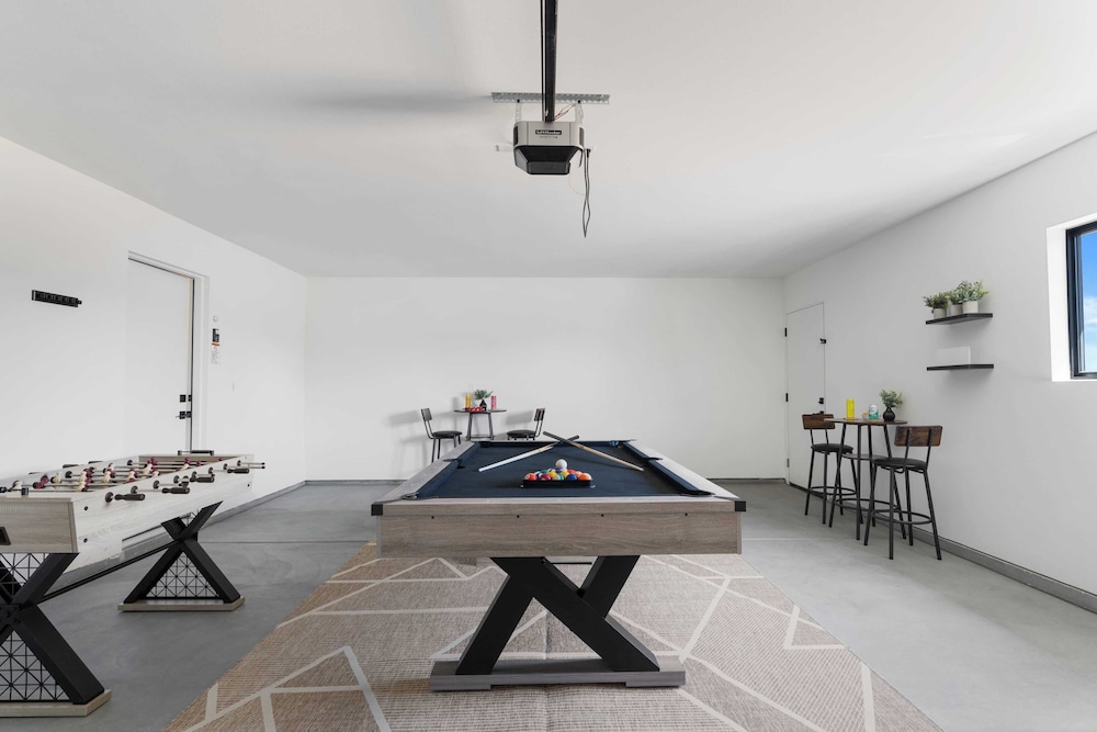 Bocce, Pool+spa, Game Room, Firepit Modern Oasis Yucca Haven by Avantstay