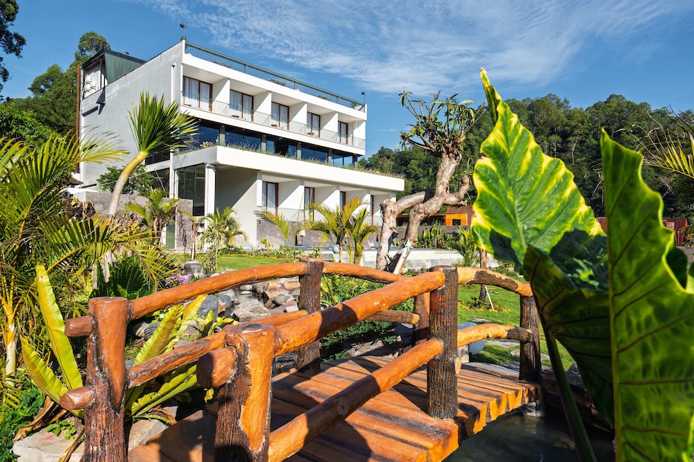 Tribhuwana Padma Lake Resort
