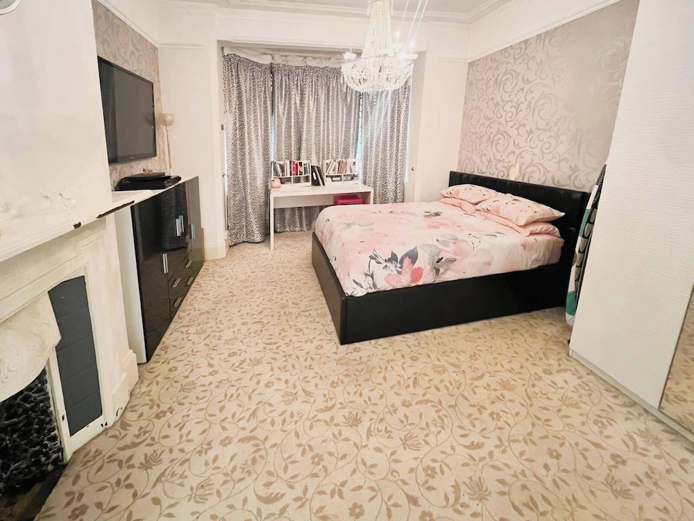 Hottub-garden-parking-sleeps10-10mintotown