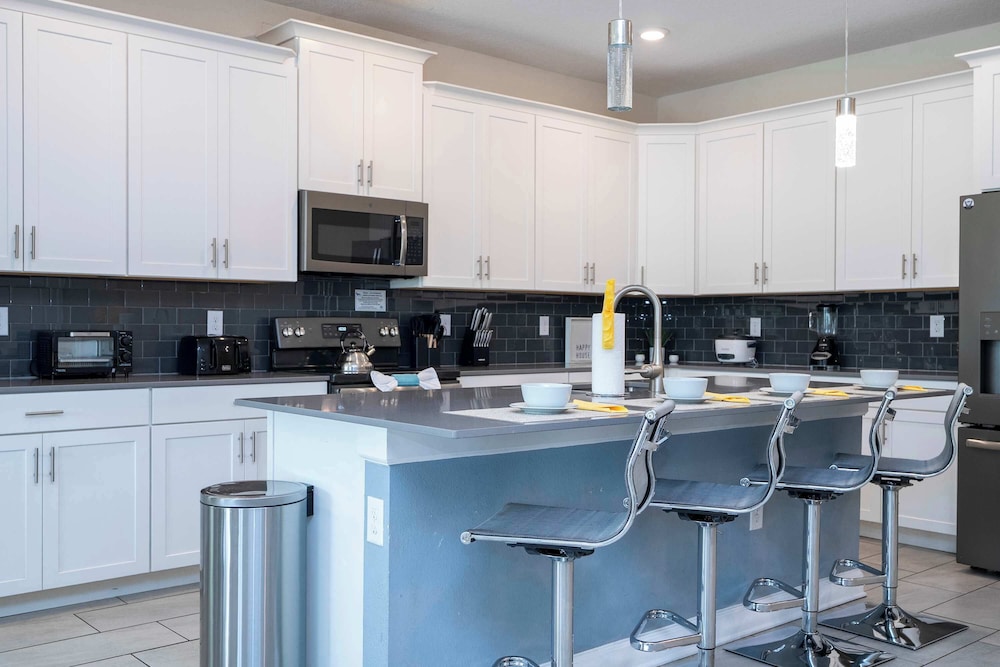 Stunning Game Room & Pool Jacuzzi Storey Lake 2799