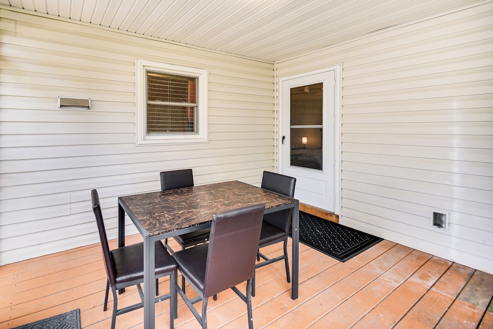 3 Mi to Huntington Beach: Hampton Family Home!