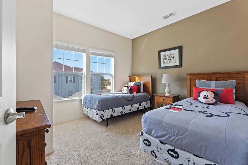 Kissimmee 4BR Townhouse: Perfect for Families!