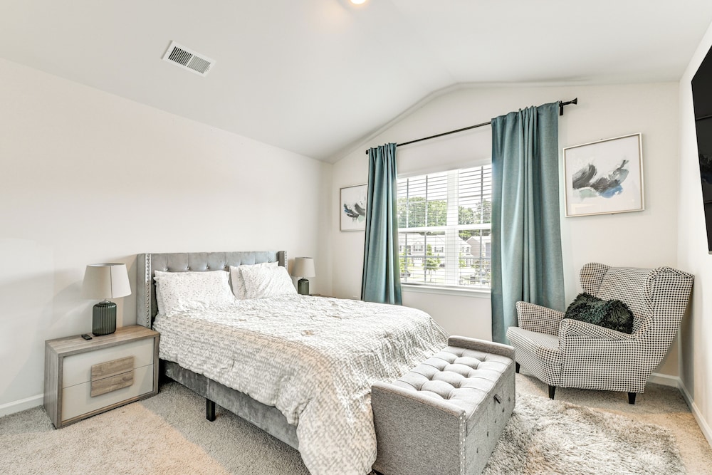 7 Mi to Uptown - Pet-friendly 2-story Townhome!