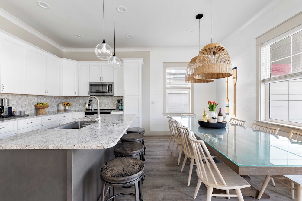 Sleeps 18! 7bdr, Backyard Pool, Walk to Beach Miramar Beach Jewel by Avantstay