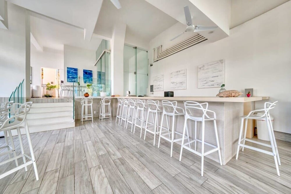 Luxury 1BR APT - Beach View - Jacuzzi - King Bed