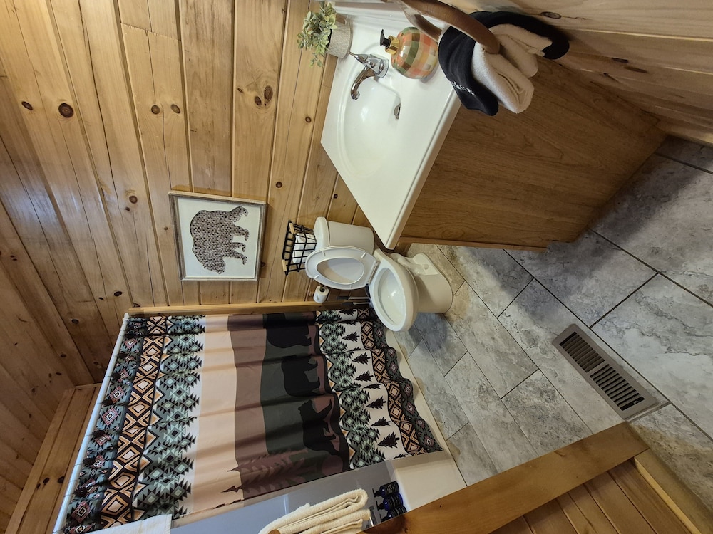 Black Bear Retreat 2 Beds! 2 Bedroom Cabin