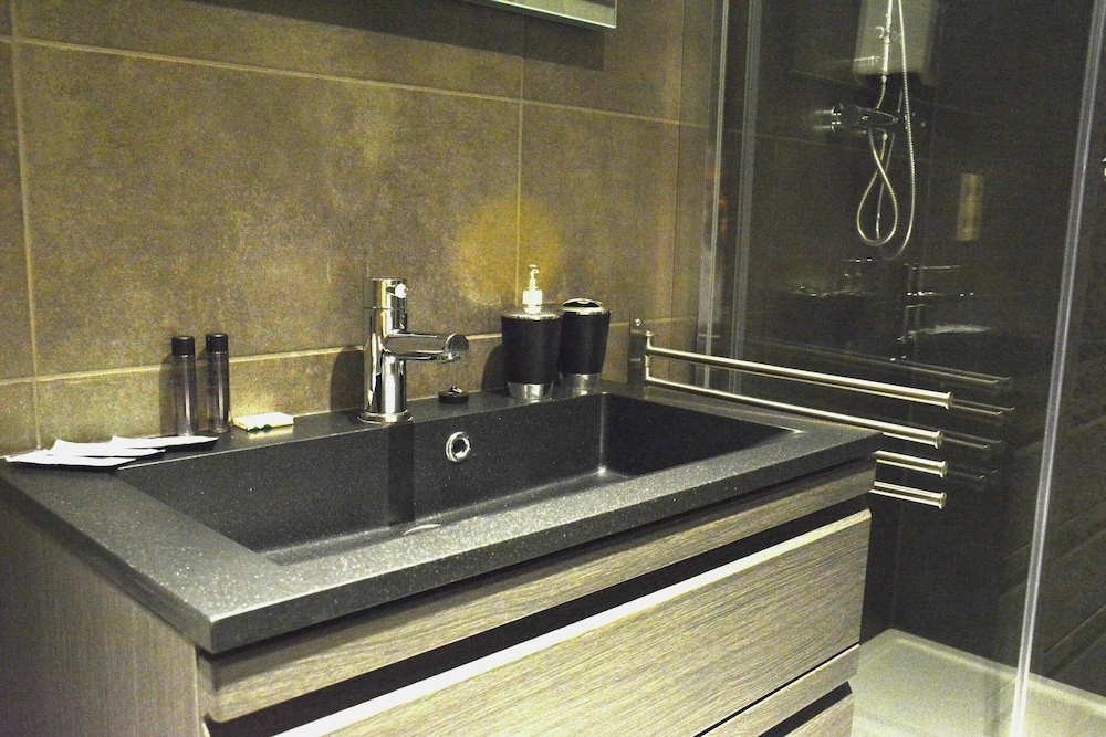 Lake-view Apartment With Sauna, hot tub