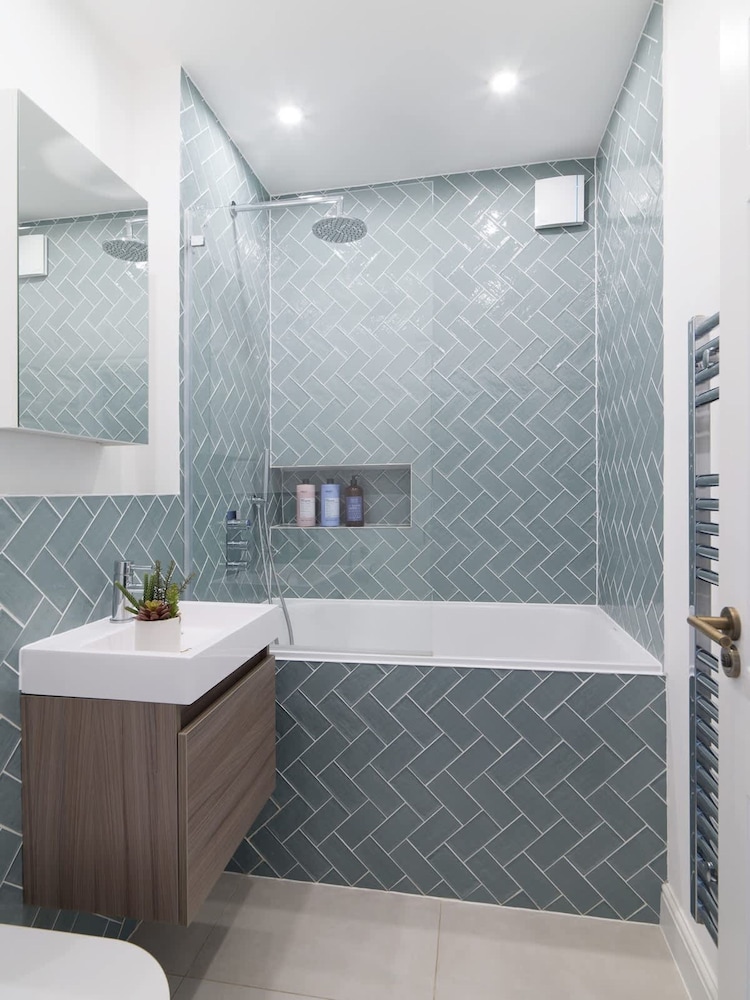 West End Drury Lane Modern 3 Bedroom Apt