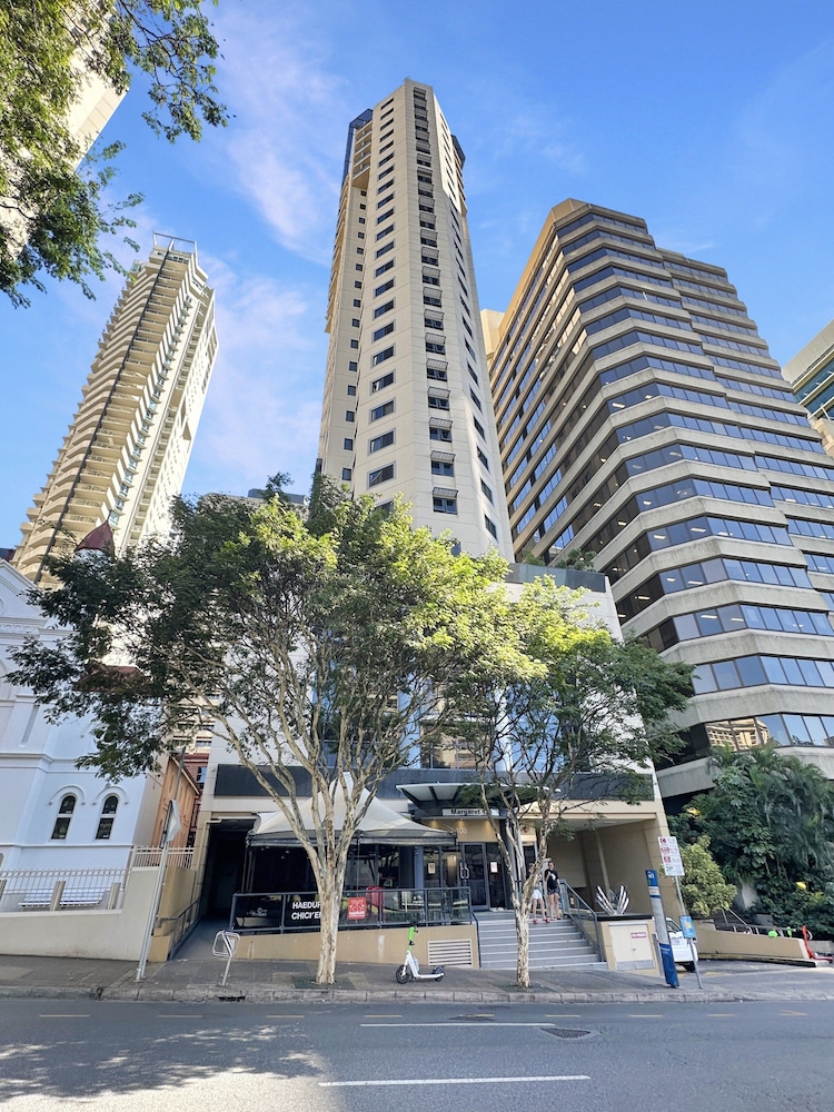Brisbane Apt Near Dining, Shops and River Walks
