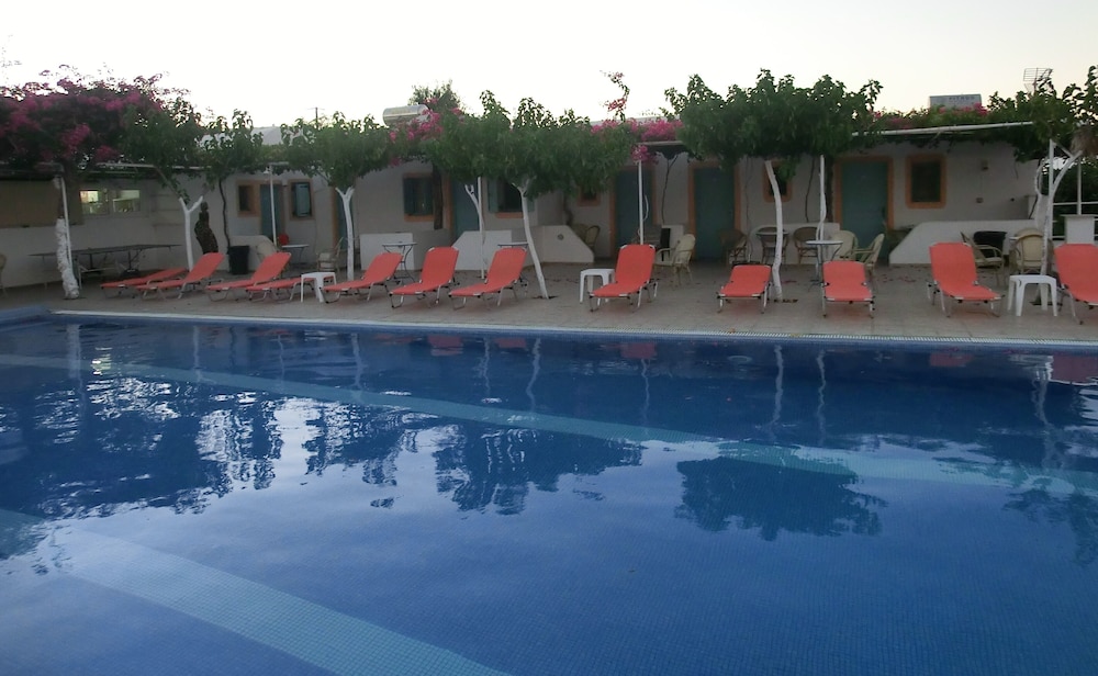 Santorini Camping & Hostel