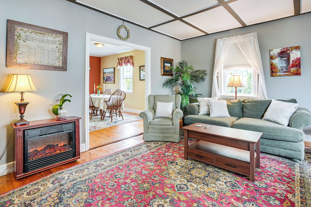1 Mi to Beach: Manchester-by-the-sea Retreat!