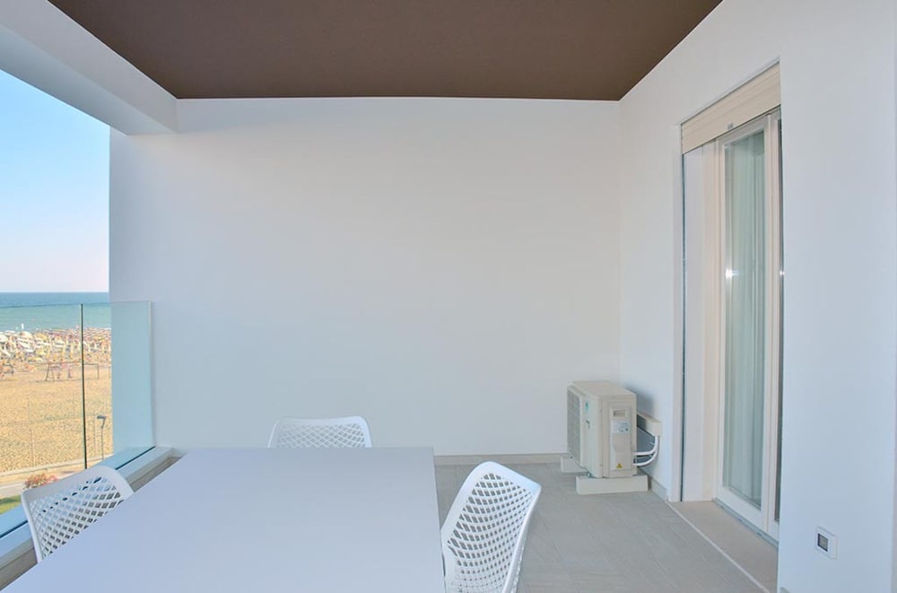 Colorful Suite Overlooking the sea