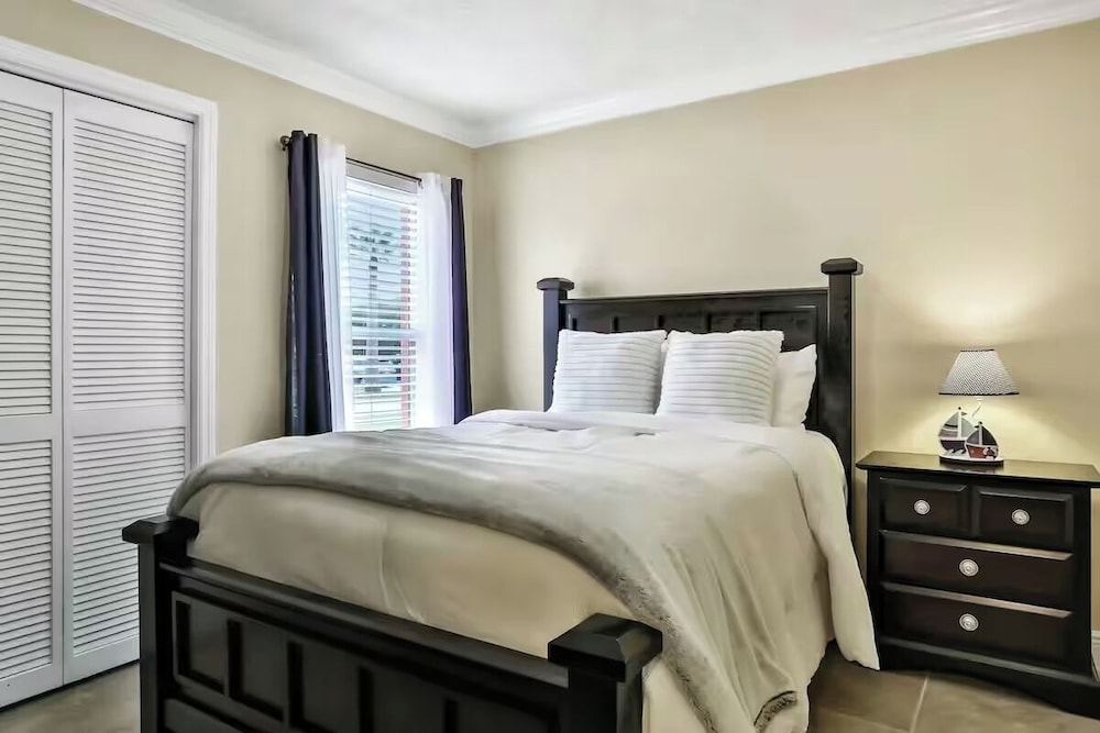 Renovated 3BR Dog Friendly Pond View W/D
