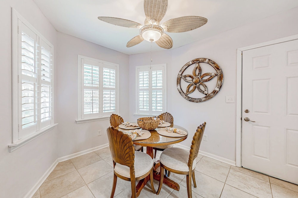 3BR Next to Park w/ Large Yard, AC & W & D