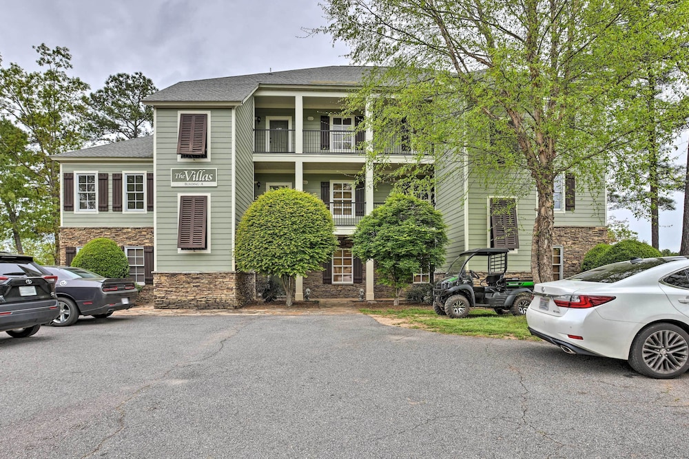 Lakefront Dadeville Condo w/ Community Boat Dock!