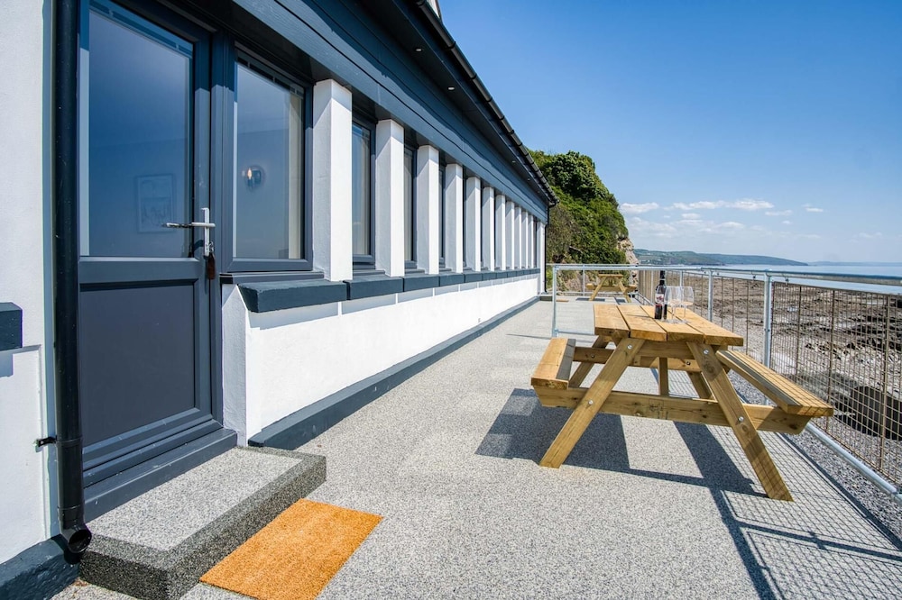 Waterfront 1 - 1 Bedroom Apartment - Wisemans Bridge