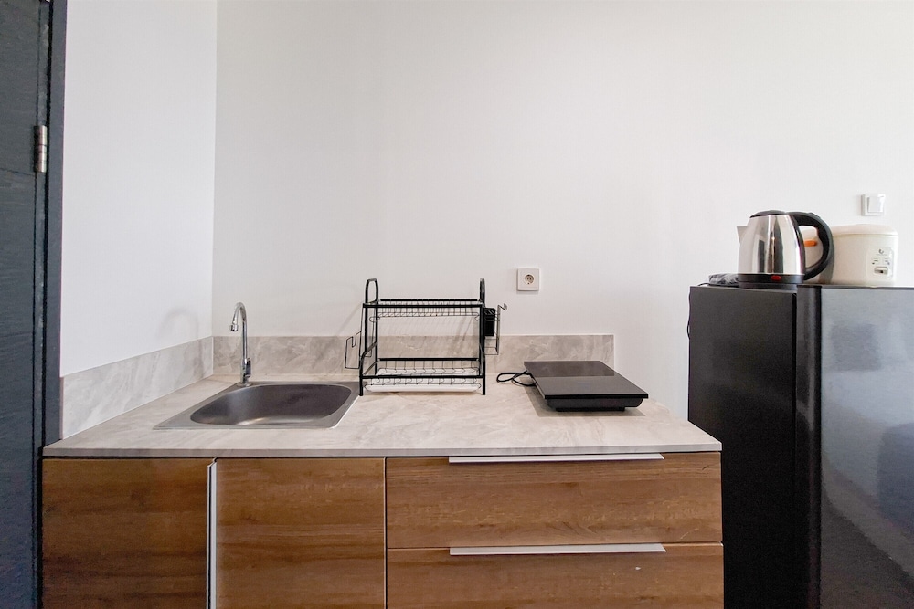 Minimalist And Homey Studio At Apartment Collins Boulevard