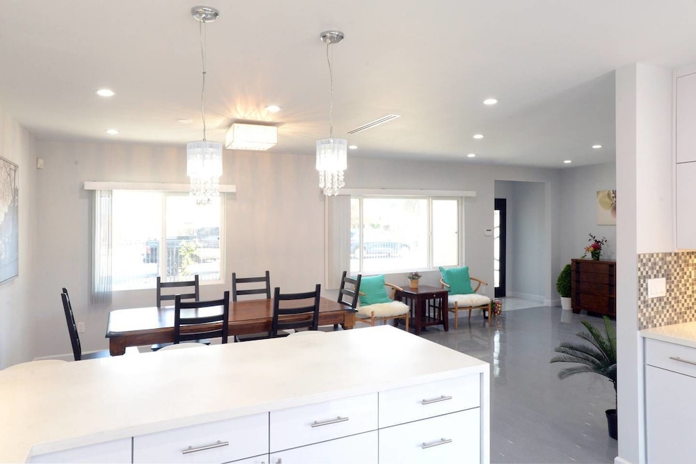 North Hollywood Vacations - Bright Spacious Family House Near Universal Studios - Property Image 18