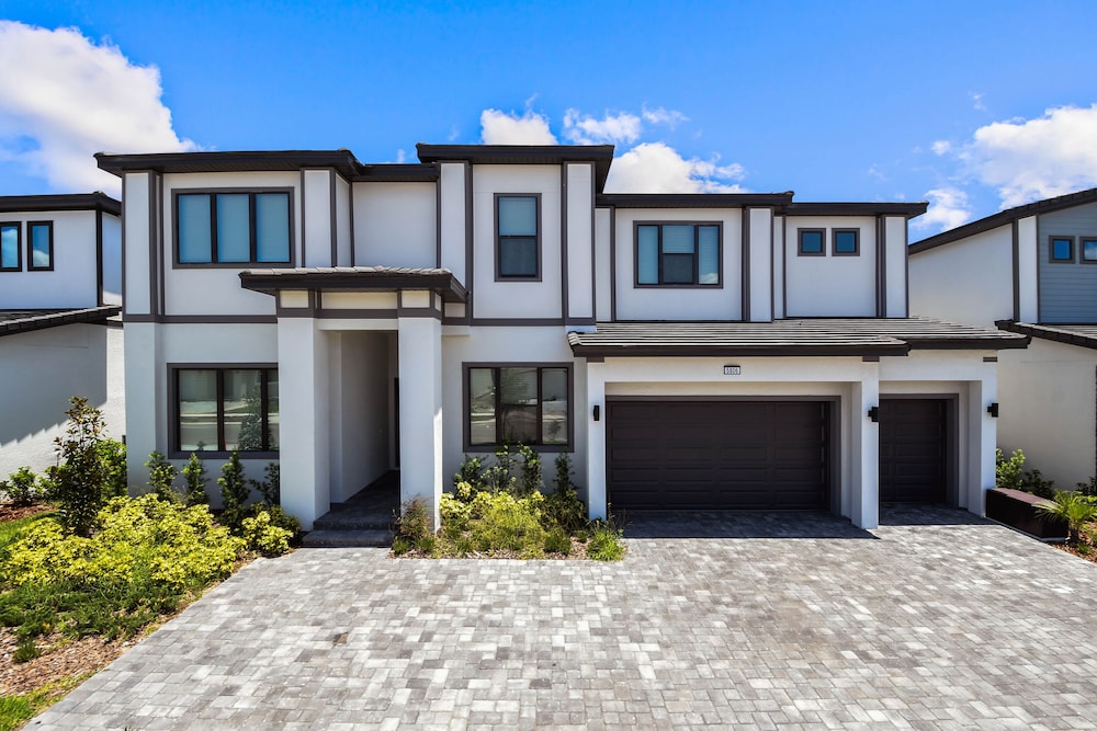 Luxurious 15br Villa With Lake View & Game/theater