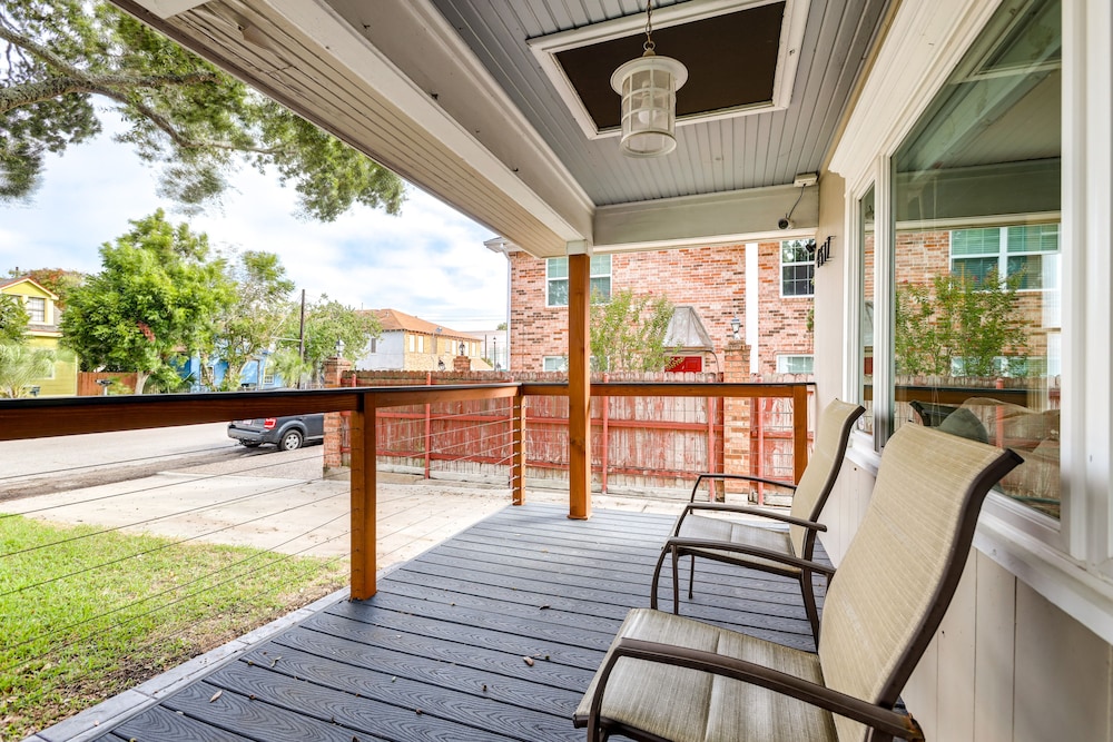 Near Beach & Attractions: Home in Galveston!