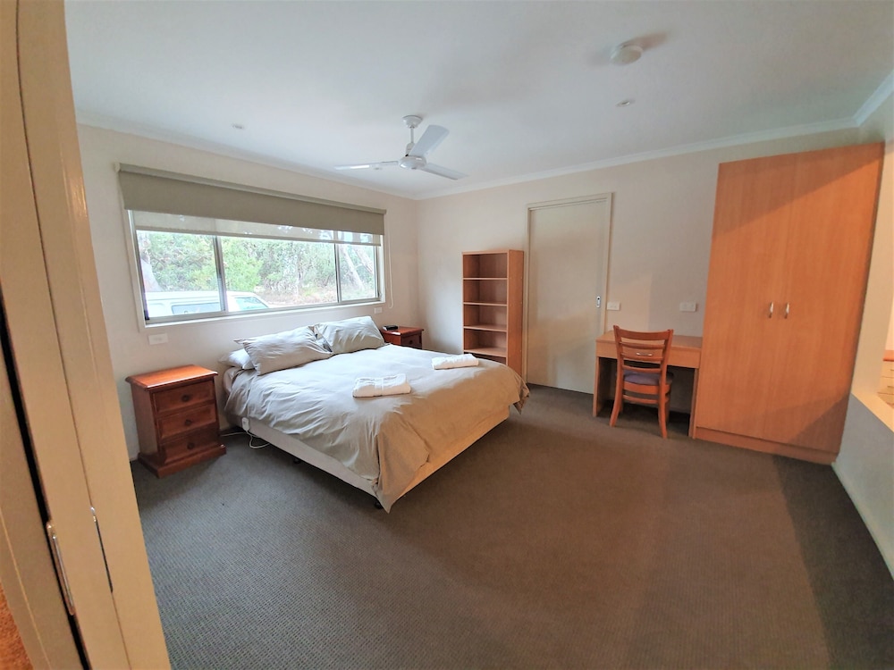 Waterfront Retreat At Wattle Point