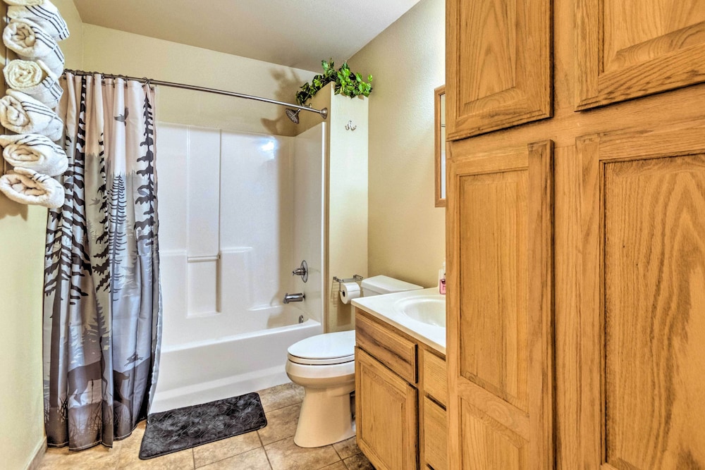 Scranton Vacations - Lakefront Hideaway in Scranton: Spacious Deck - Property Image 11