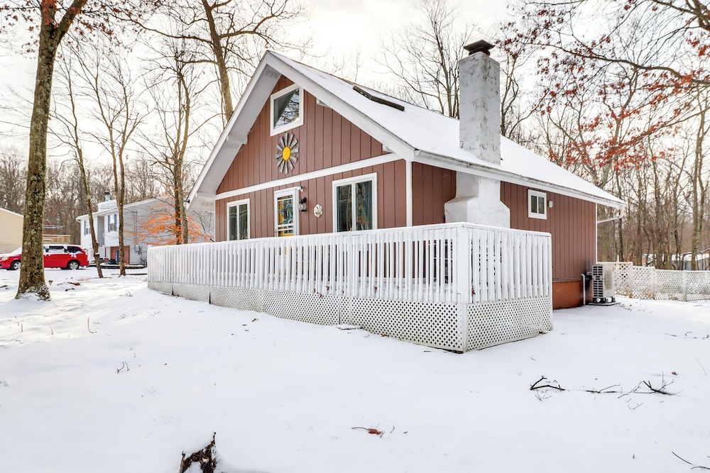8 Mi to Big Boulder Mountain: Cabin w/ Decks!