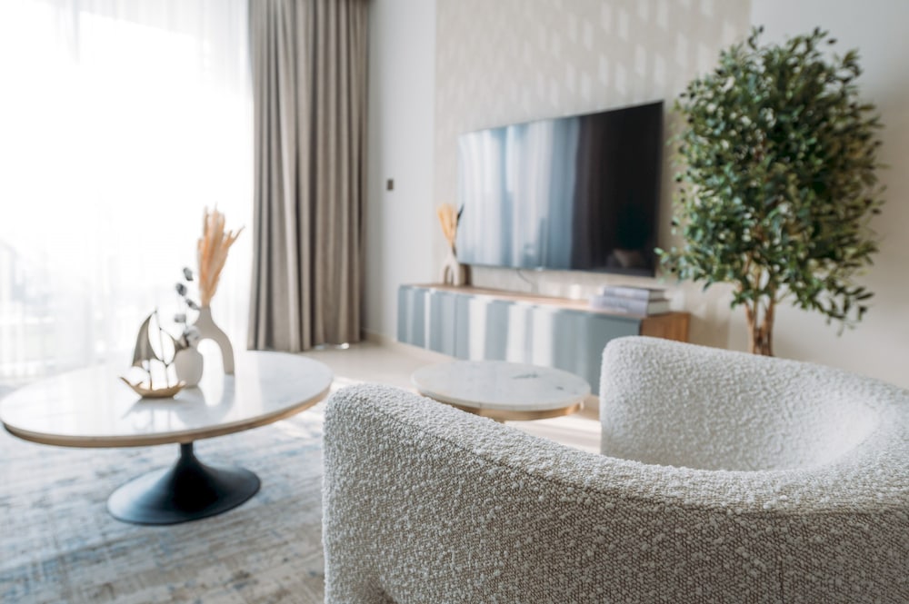 Elegant Stay: Balcony & Stunning Dubai Creek Views