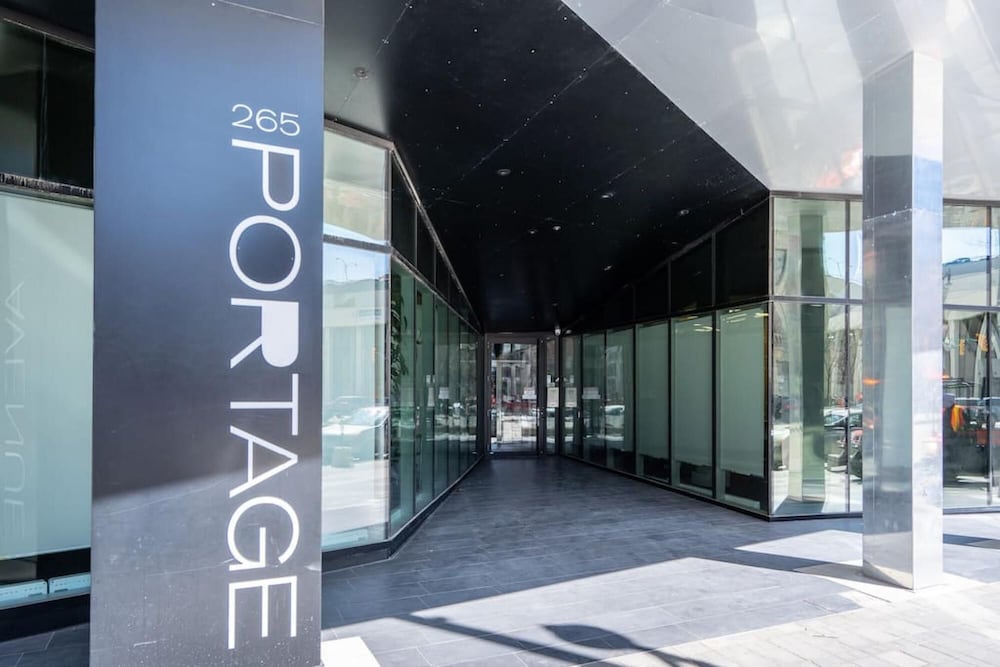 Cozy Downtown Loft Rooftop Patio BBQ Gym Coffee - Image 1