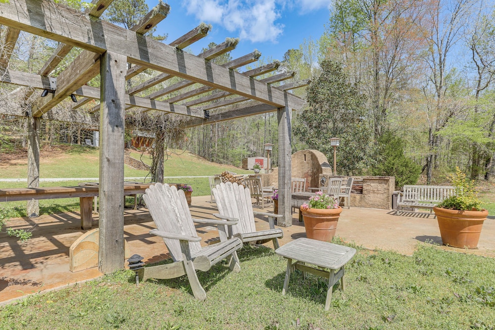 2 Docks + Paddleboard: Lakefront Alabama Retreat!
