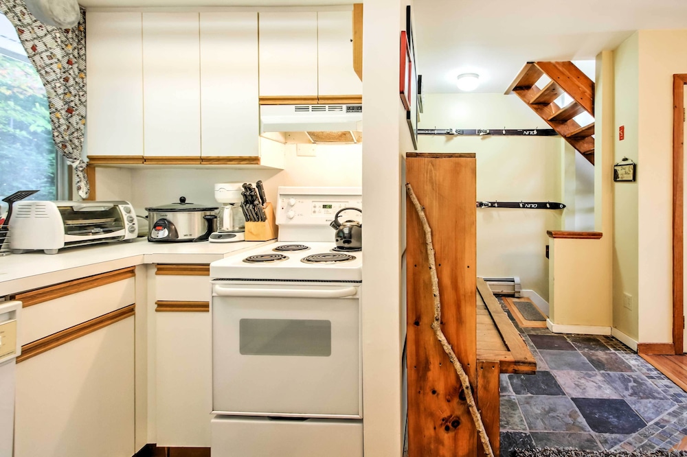 Cozy Bretton Woods Ski-in/ski-out Condo w/ Deck!