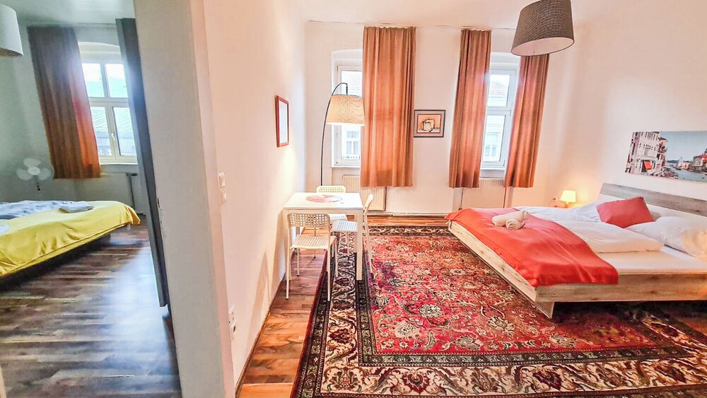 Budget 2BR Apartment Near Stadthalle