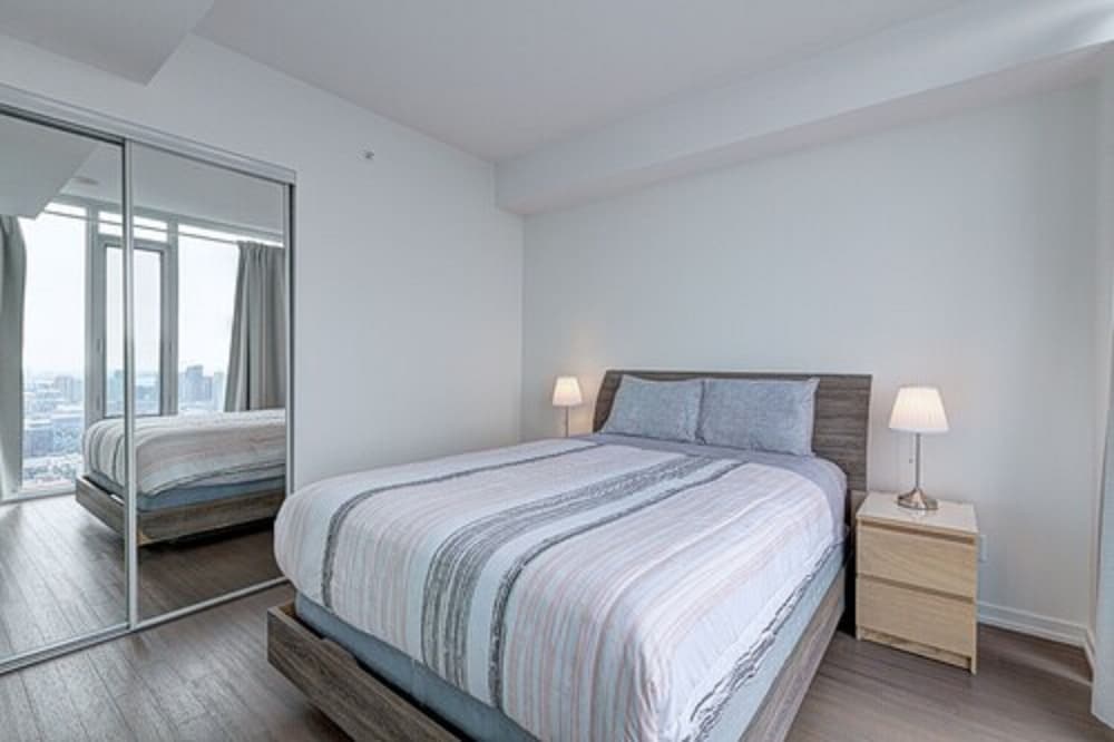 Velvet Stays – Entertainment District - Image 3