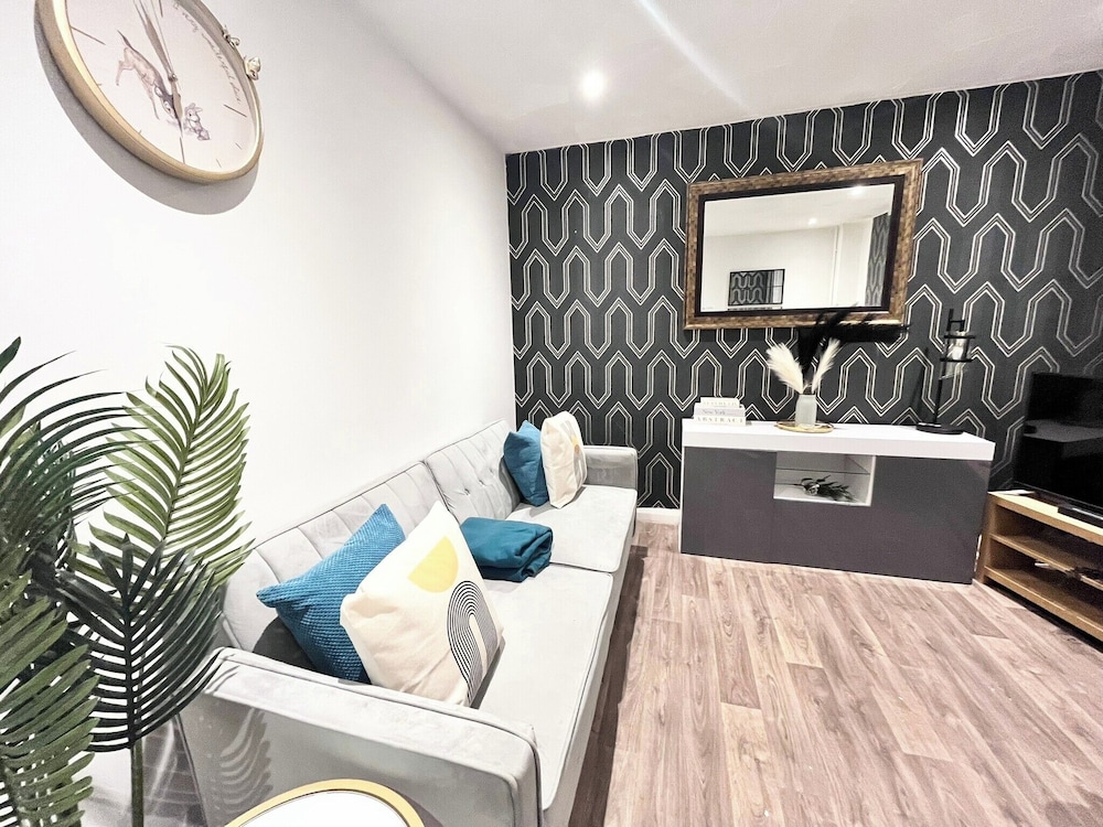House - Sleeps 10 - Parking - Garden