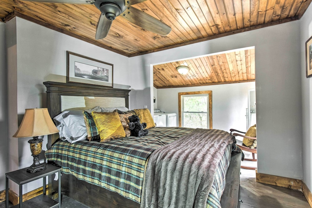 Otto Home w/ Fire Pit, Tree House & Hot Tub! view 2
