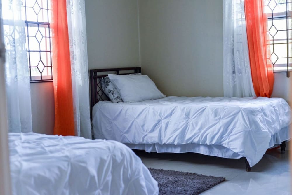 3 King Beds Drax Hall Pool Gym Gated Full Air Con