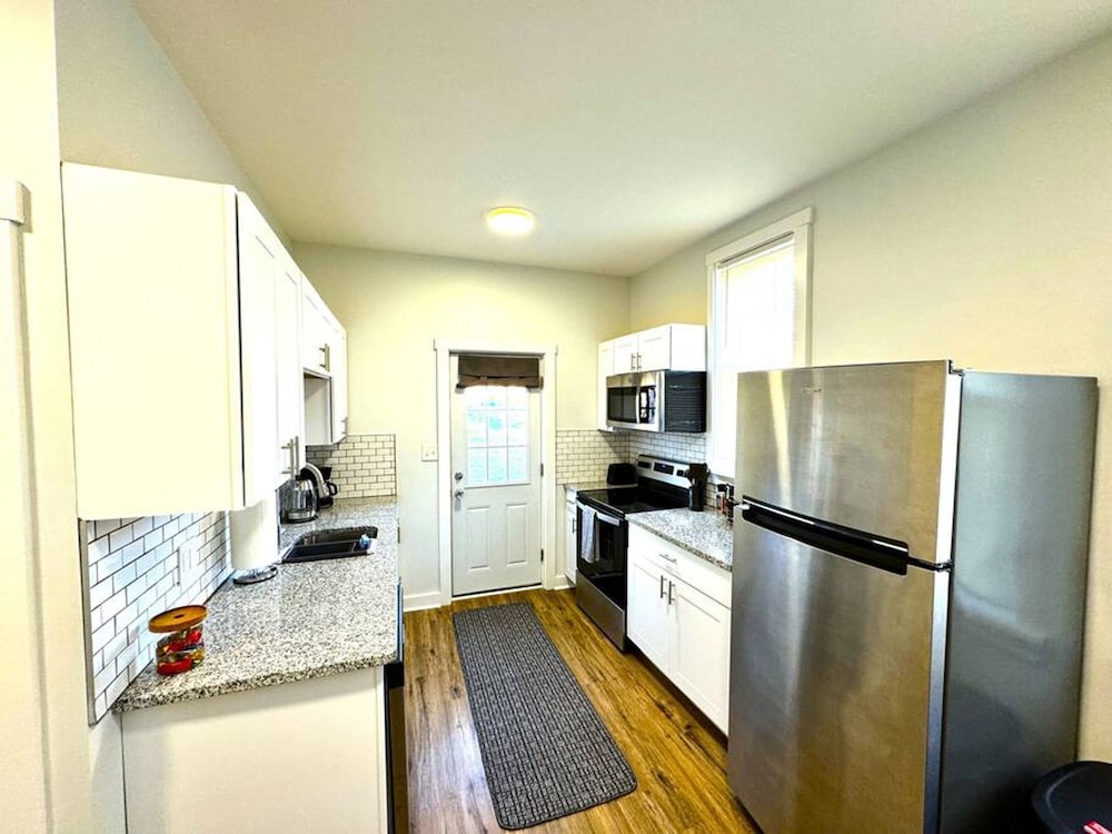 Modern Cozy Unit With King Bed