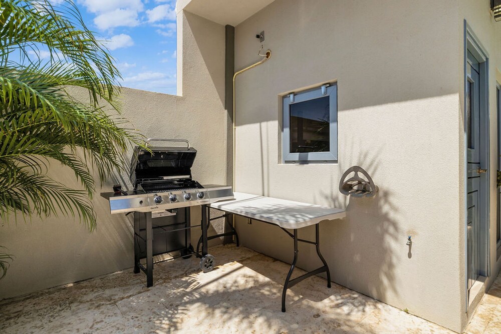 Magical Oasis 6BR w Large Pool Gazebo Views
