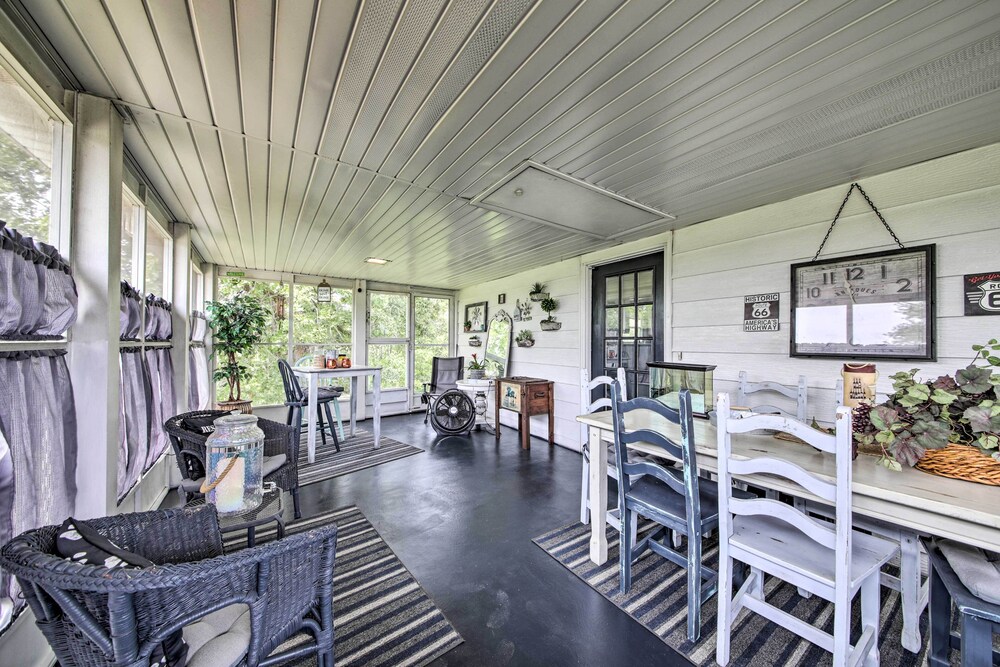 Traditional Country Home in De Soto w/ Yard! - Property Image 3