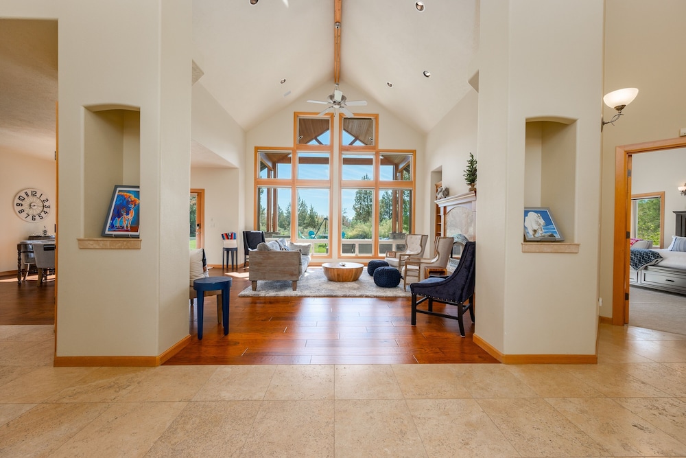 Family-Friendly Dara Oaks Home with Private Hot Tub and BBQ on the Deck by RedAwning