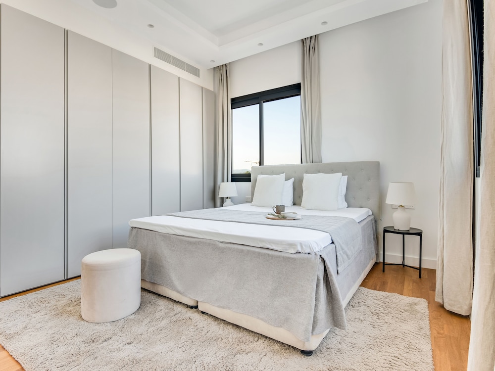 Sanders Crystal 1 - Large 4-bdr Penthouse With Shared Pool view 5