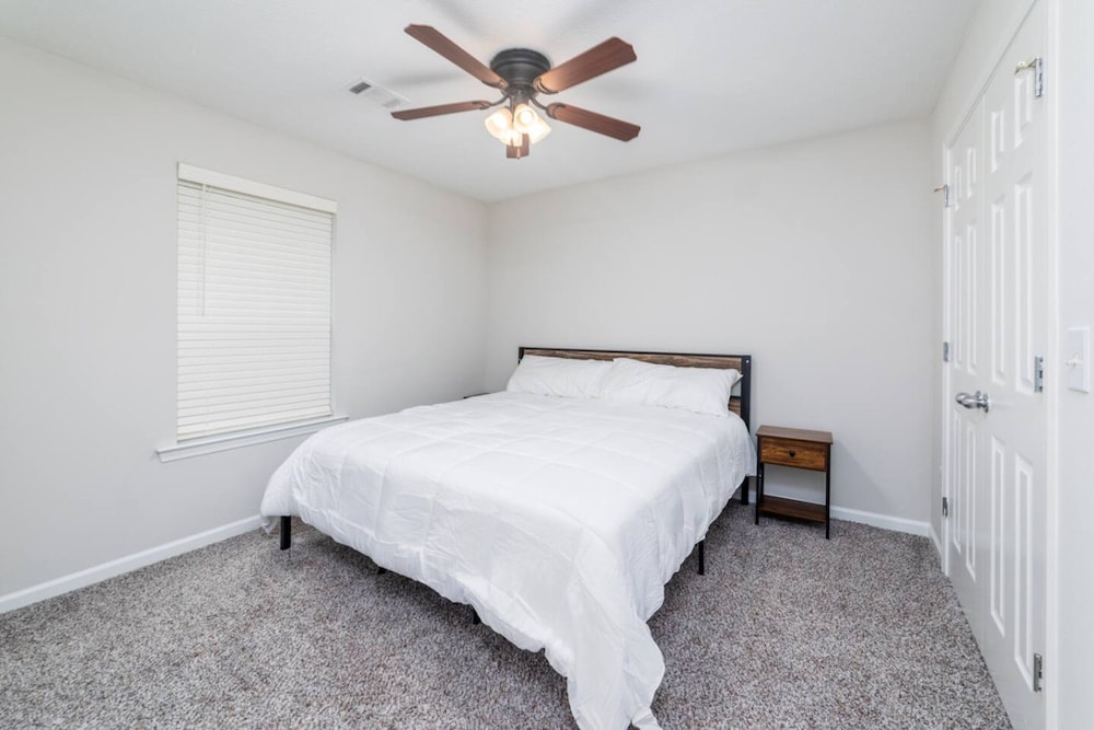 Modern 1BR With Pool and Parking Access