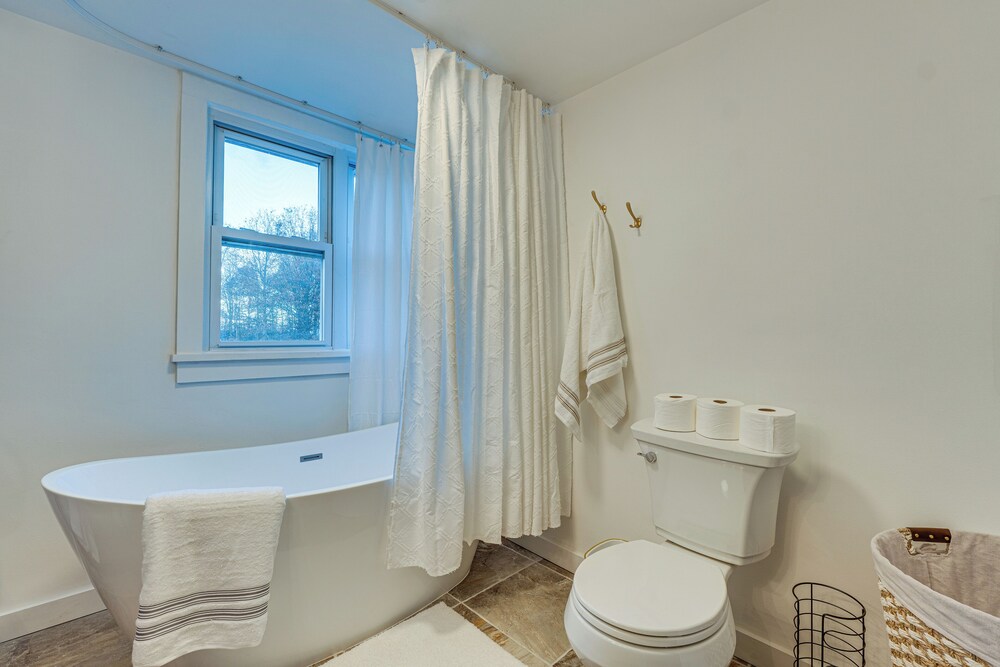 Charming Gardiner Home w/ Yard & Sunroom
