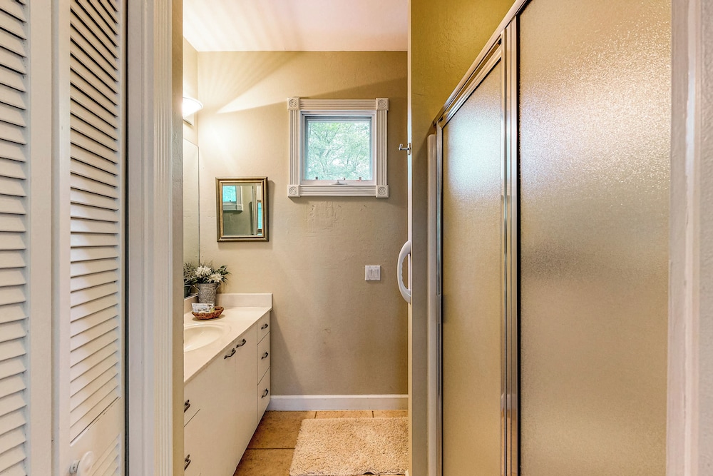 Charming Suwanee House and Bungalow!
