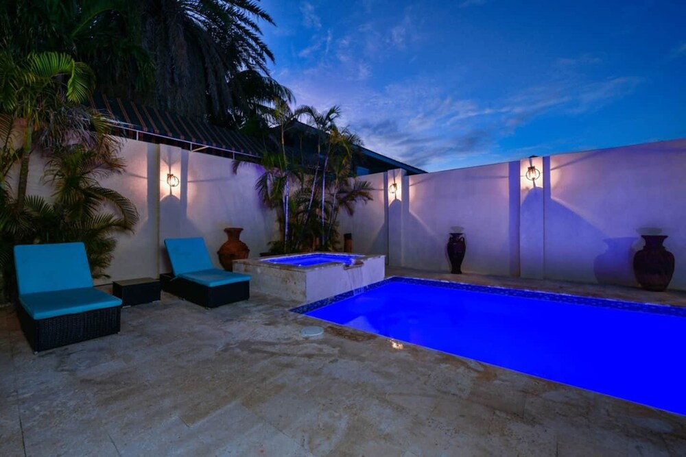 Blue Makini Villa in Noord