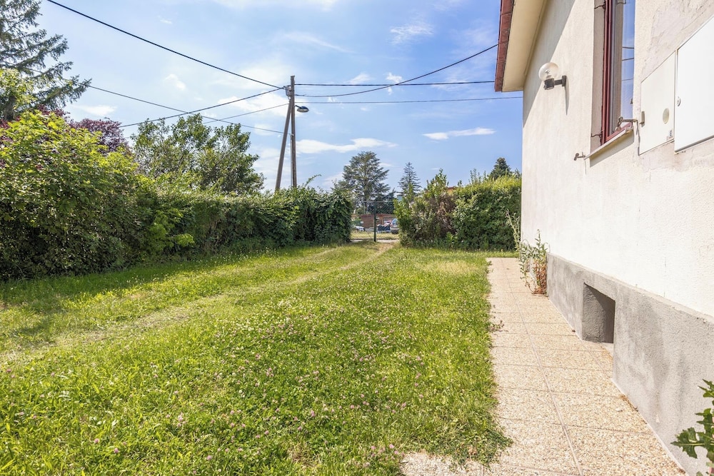 Cozy 3BR Apt with Garden Sleeps 10