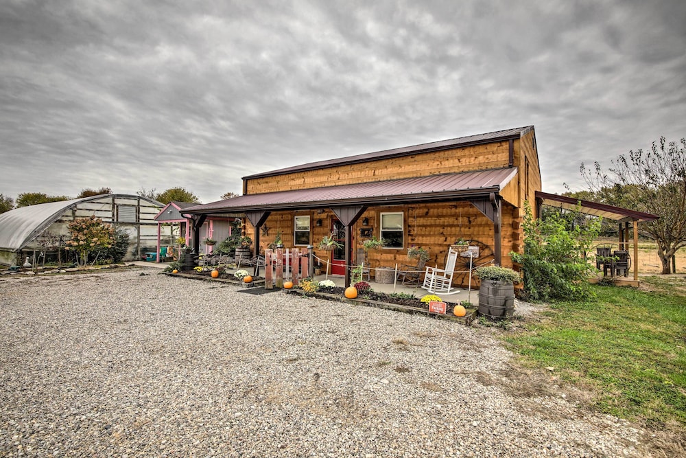 'the Bovard Lodge' Rustic Cabin Near Ohio River! view 2