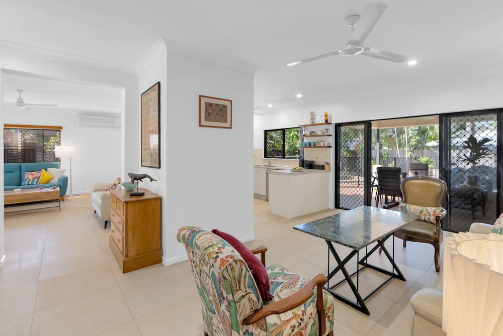 3-bed Family Home With Pool & BBQ by the Beach