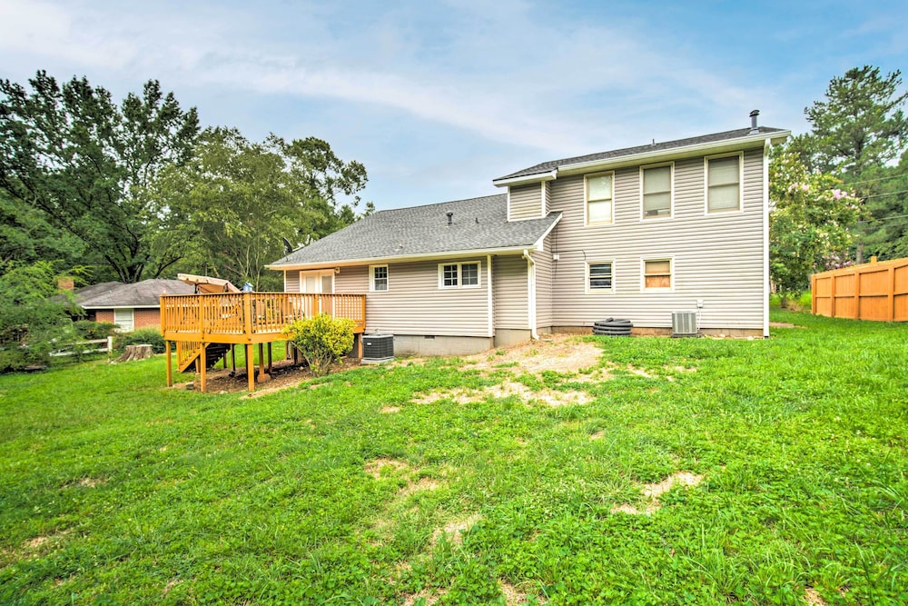 Picturesque Kennesaw Home w/ Private Backyard